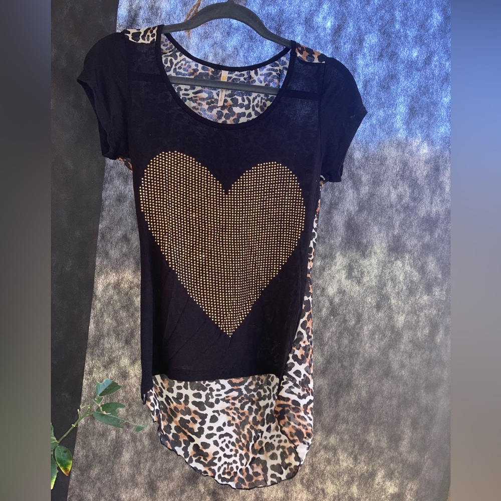 NWOT Women’s Heart Leopard Top